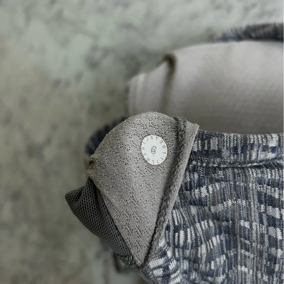 Lululemon Free To Be Zen Bra in gray | size 6 - Picture 3 of 4